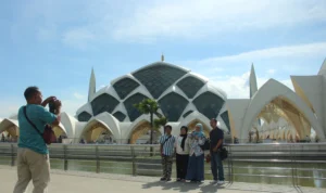 Masjid Raya Al-Jabbar yang menjadi ikon terbaru Jawa Barat di kawasan Gedebage, Kota Bandung dinilai menjadi magnet bagi wisatawan dalam dan luar kota. (Pandu Muslim/Jabar Ekspres)