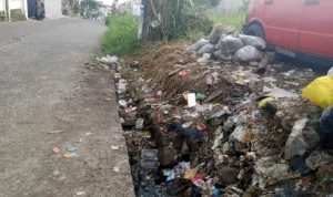 Doc. Saluran Air Sempit dan Tertutup Sampah, Berdampak Pada Luapan Air hingga ke Kota Cimahi (mong)