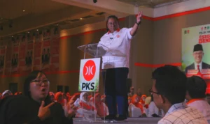 Kampanye Terbatas di Bandung, PKS Perintahkan Caleg "Kosongkan Saldo” Juru bahasa isyarat yang ikut menterjemahkan pidato politik Ketua DPW PKS Jabar Haru Suandharu kepada disabilitas.