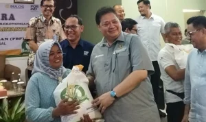 Menko Perekonomian RI, Airlangga Hartarto saat menyalurkan bantuan beras secara simbolis di Kecamatan Batununggal, Kota Bandung, pada Jumat (19/1). (Nizar/Jabar Ekspres)