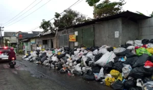 Penumpukan Sampah hingga Sumbat Saluran Air di Perbatasan Cimahi-Bandung Barat