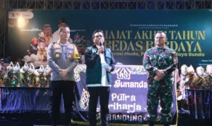 Bupati Bandung, Dadang Supriatna (tengah) saat memberikan pemaparan di Kecamatan Majalaya, pada Senin (1/1/2024) dini hari.