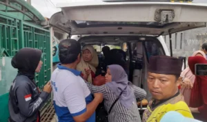 Saat evakuasi Titin (70 tahun) lansia yang pingsan akibat syok. Riki/Jabar Ekspres.