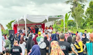 TPD Ganjar Pranowo-Mahfud MD Jabar dan relawan yang tergabung dalam Tim Koordinasi Relawan Pemenangan Pilpres (TKRPP) menggelar bazar murah di 162 titik yang tersebar di 27 kota/kabupaten se-Jawa Barat.