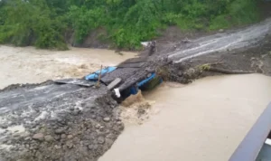 Sempat Ambruk, Jembatan Sementara di Surian Sumedang Bisa Dilalui Kembali Sempat Ambruk, Jembatan Sementara di Surian Sumedang Bisa Dilalui Kembali
