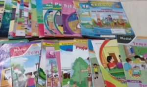 Ilustrasi: Buku paket pedoman siswa SD.