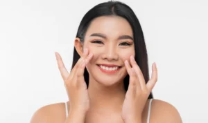 Intip Rahasia Wajah Tampak Awet Muda Berkat Penggunaan Gua Sha