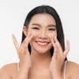 Intip Rahasia Wajah Tampak Awet Muda Berkat Penggunaan Gua Sha