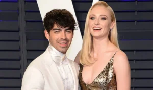 Ketahuan Lagi! Joe Jonas dan Model Berjalan Bersama Setelah Pisah dari Sophie Turner Ketahuan Lagi! Joe Jonas dan Model Berjalan Bersama Setelah Pisah dari Sophie Turner