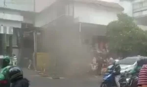 Pasar Baru Bandung Kebakaran, Asap Hitam Membumbung Tinggi! Pasar Baru Bandung Kebakaran, Asap Hitam Membumbung Tinggi!