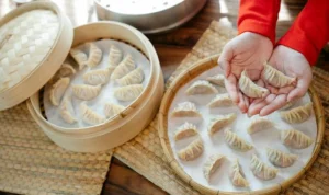 Modal Rp100 Ribu Jualan Pangsit Chili Oil, Resep dan Cara Buatnya Mudah, Untung Besar! Ilustrasi Modal Usaha Rp100 Ribu untuk Jualan Pangsit Chili Oil yang Viral, Begini Resep dan Cara Membuatnya/ Pexels/ Angela Roma