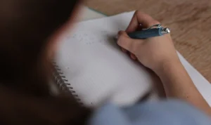 Ilustrasi Ide Wishlist Terbaik untuk Diri Sendiri 2024 yang Simpel/ Pexels/ Louis Bauer