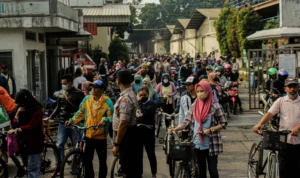 Potret para pekerja di salah satu pabrik/ Foto: Pandu Muslim