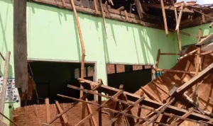 Belasan Tahun Tak Mendapatkan Renovasi, SDN Citangkil di Sukabumi Ambruk!