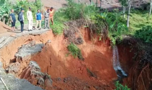 Hujan Deras Melanda Kalibunder Sukabumi, Sebabkan Tanah Longsor dan Akses Jalan Terputus Hujan Deras Melanda Kalibunder Sukabumi, Sebabkan Tanah Longsor dan Akses Jalan Terputus