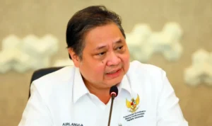 Viral Beras Bulog Berstiker Paslon 02, Airlangga Bantah Isu Politisasi