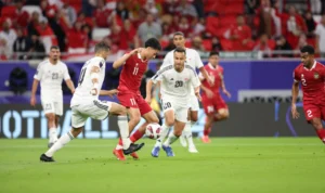 Pemain Timnas Indonesia, Rafael Struick, saat melewati hadangan pemain Iraq di laga perdana Piala Asia 2023.