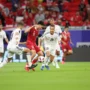 Pemain Timnas Indonesia, Rafael Struick, saat melewati hadangan pemain Iraq di laga perdana Piala Asia 2023.