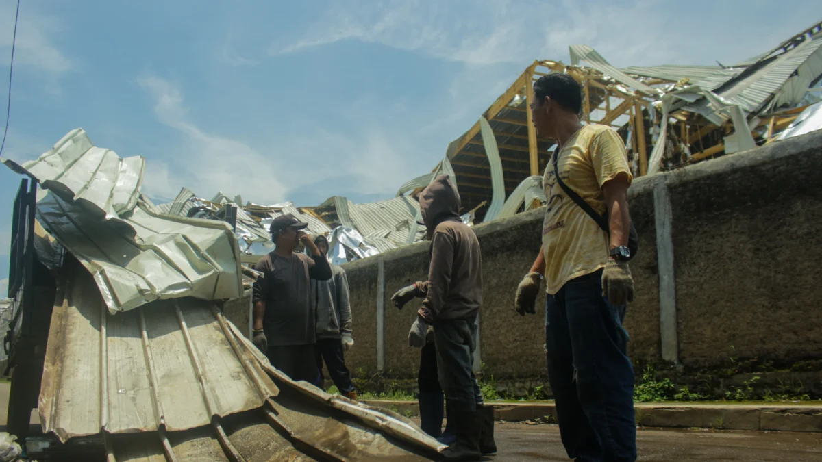 Akibat Puting Beliung, Ratusan Rumah dan Puluhan Pabrik di Sumedang - Kabupaten Bandung Rusak Akibat Puting Beliung, Ratusan Rumah dan Puluhan Pabrik Rusak / Pandu Muslim