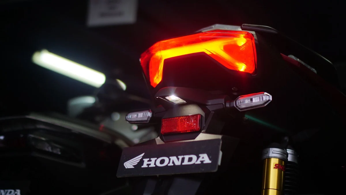 Penampakan lampu penerang plat nomor yang punya fungsi lain. (AHM)