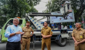 Pj Wali Kota Bandung, Bambang Tirtoyuliono, berserta jajaran saat inspeksi kabel udara di Jalan Riau, Selasa 6 Februari 2024.