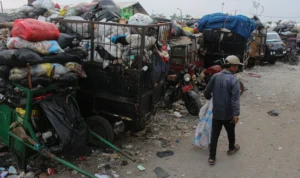 Belasan motor dan gerobak pengangkut sampah mengantre menunggu pengangkutan sampah di TPS Pasar Induk Gedebage, Kota Bandung, beberapa waktu lalu. (Pandu Muslim/Jabar Ekspres)