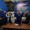 Ketua DPD Partai NasDem Kota Bogor, Benninu Argobie (Kedua Kanan) bersama jajaran saat Konferensi Pers di sekretariatnya, Senin (26/2).