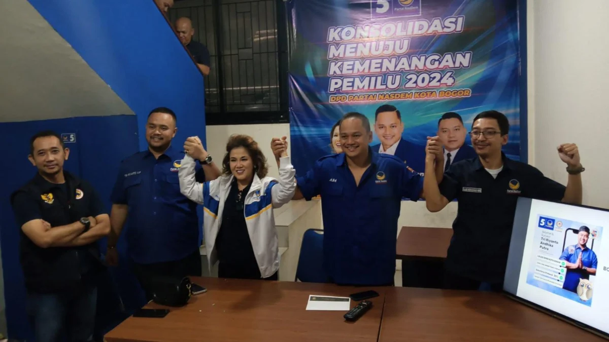 Tambah 3 Kursi, NasDem Kota Bogor Raih Satu Fraksi di Pileg 2024 Ketua DPD Partai NasDem Kota Bogor, Benninu Argobie (Kedua Kanan) bersama jajaran saat Konferensi Pers di sekretariatnya, Senin (26/2).