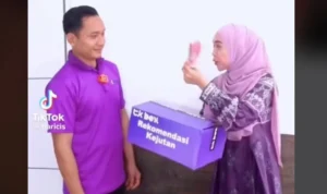 Tangkapan layar video Artis yang disebut Roy Shakti memperomosikan Aplikasi ponzi.
