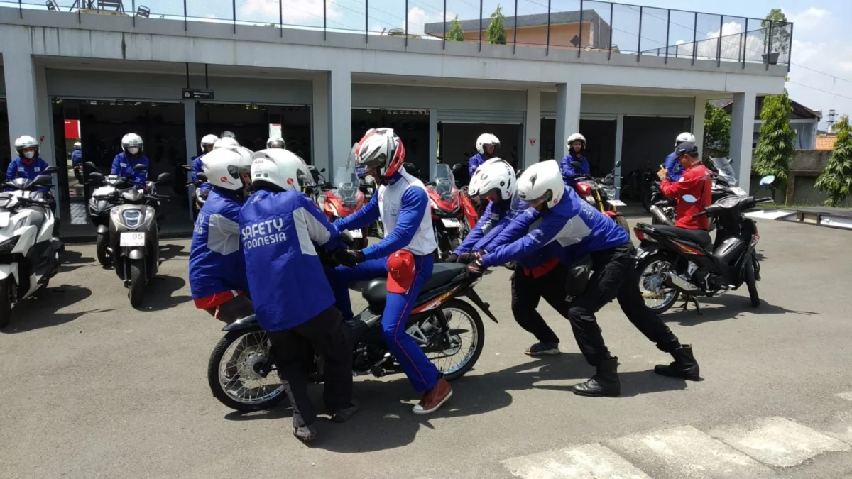 DAM Gelar Pelatihan Safety Riding Bersama PMI Kota Cimahi Sesi praktek pelatihan Safety Riding bersama kelompok relawan Palang Merah Indonesia Kota Cimahi. (ist)