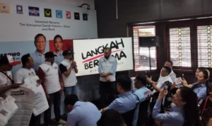 Sejumlah anggota relawan Langkah Bersama yang berganti kostum karena berpindah dukungan ke Prabowo Gibran, Rabu (7/02)