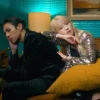 Salah satu scene dalam MV lagu IU 'Shopper' bersama DPR IAN. (Youtube IU Official)
