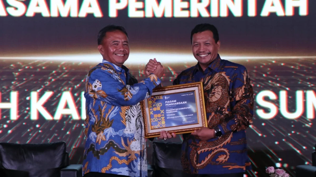 Pj.Bupati Sumedang Herman Suryatman saat menerima penghargaan dari Kepala LLDIKTI Wilayah IV M. Samsuri di The Grand Krakatau Ballroom, Oakwood Hotel, Jakarta, Senin (19/2/2024).