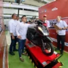 Marketing Director AHM Octavianus Dwi sedang mencoba hasil uji praktik peserta lomba Festival Vokasi Satu Hati 2024 ditemani General Manager Corporate Communication AHM Ahmad Muhibbuddin dan General Manager Technical Service AHM V.H. Kunsala Krishna (22/2).