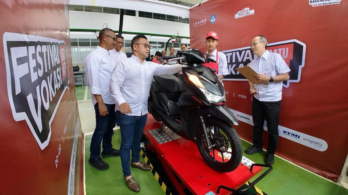 Motor Listrik Jadi Materi Uji Baru Festival Vokasi AHM Marketing Director AHM Octavianus Dwi sedang mencoba hasil uji praktik peserta lomba Festival Vokasi Satu Hati 2024 ditemani General Manager Corporate Communication AHM Ahmad Muhibbuddin dan General Manager Technical Service AHM V.H. Kunsala Krishna (22/2).