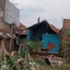 Kondisi dapur rumah Janda Rohayati yang ambrol terbawa angin Tornado yang menrjang Rancaekek, pada Rabu (21/2).