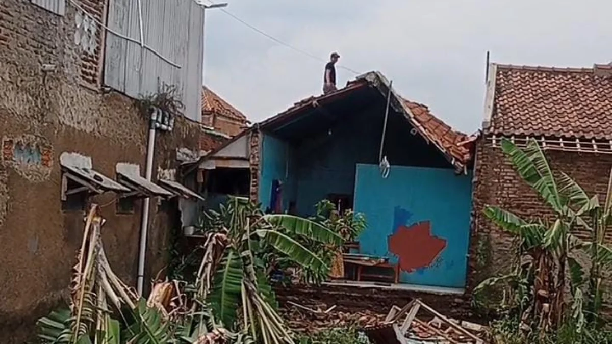Kondisi dapur rumah Janda Rohayati yang ambrol terbawa angin Tornado yang menrjang Rancaekek, pada Rabu (21/2).