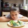 ILUSTRASI : anak yang tidak gemar makan buah dan sayur. (freepik)