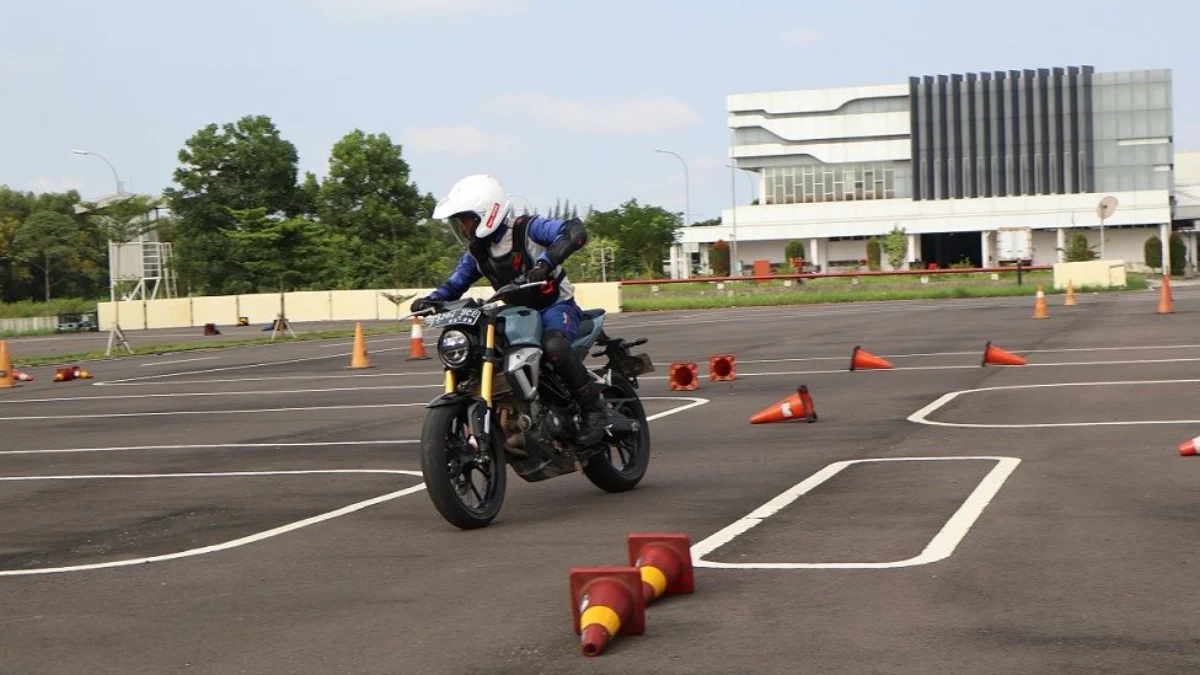 Salah satu penampilan perwakilan instruktur safety riding Honda yang akan berkompetisi pada ajang The 2nd Asia-Oceania Honda Safety Instructor Competition 2024.