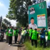 Caleg DPRD Provinsi Jawa Barat dari PKB Humaira Zahrotun Noor saat membongkar sendiri APK di Solokanjeruk Kabupaten Bandung, Sabtu (10/2/2024).