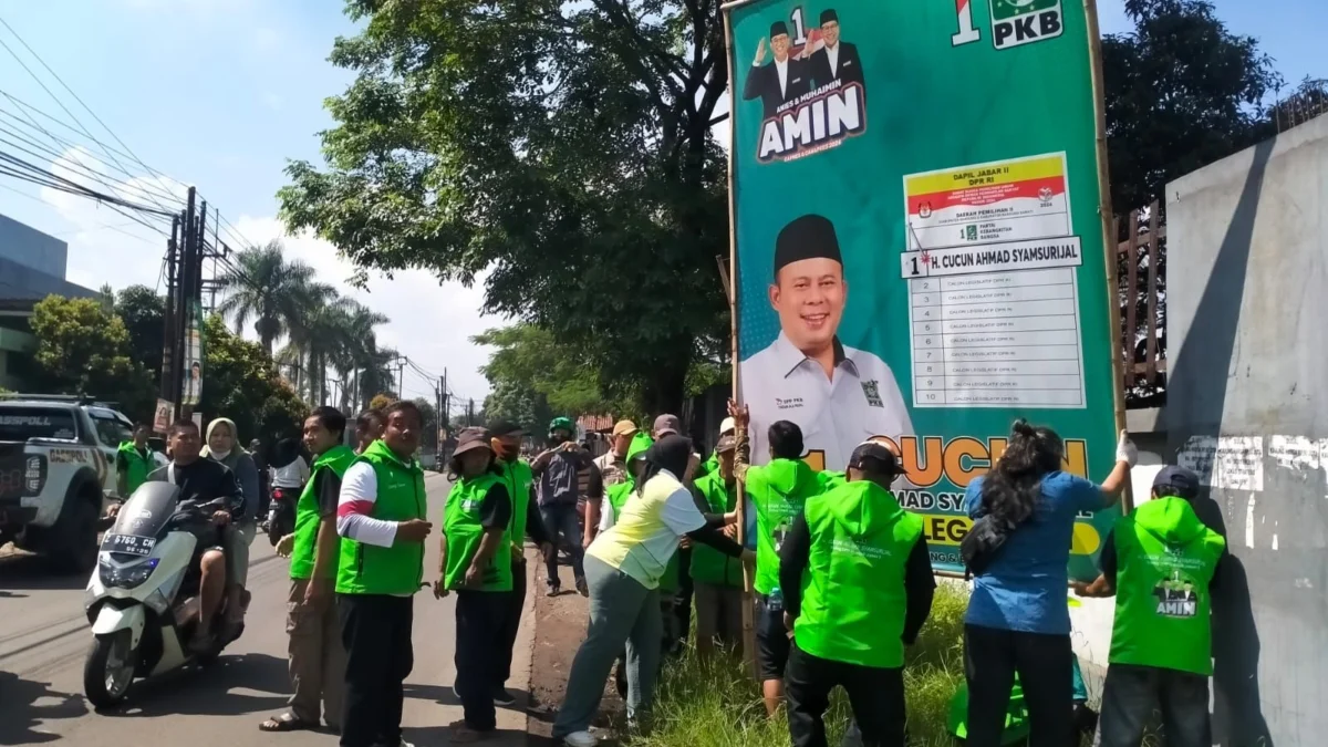 Caleg DPRD Provinsi Jawa Barat dari PKB Humaira Zahrotun Noor saat membongkar sendiri APK di Solokanjeruk Kabupaten Bandung, Sabtu (10/2/2024).
