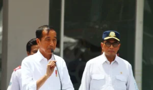Dok. Presiden Jokowi (kiri) dan Menhub Budi Karya Sumadi (kanan), saat resmikan Terminal Leuwipanjang, Kota Bandung, Sabtu (3/1). Foto. Sandi Nugraha.
