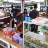 Gilang (34) pedagang ayam geprek di Padalarang, Kabupaten Bandung Barat saat melayani pembeli. Kamis (22/2). Foto Jabarekspres
