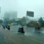 Foto kiriman warga menampilkan kondisi Jalan Raya Bandung-Sumedang yang digenangi banjir. (Istimewa)