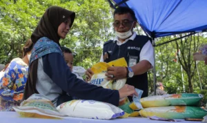 Masyarakat membeli sejumlah bahan pangan pada kegiatan Gelar Pangan Murah (GPM) di kantor Kecamatan Gedebage, Kota Bandung (Pandu Muslim/Jabar Ekspres)