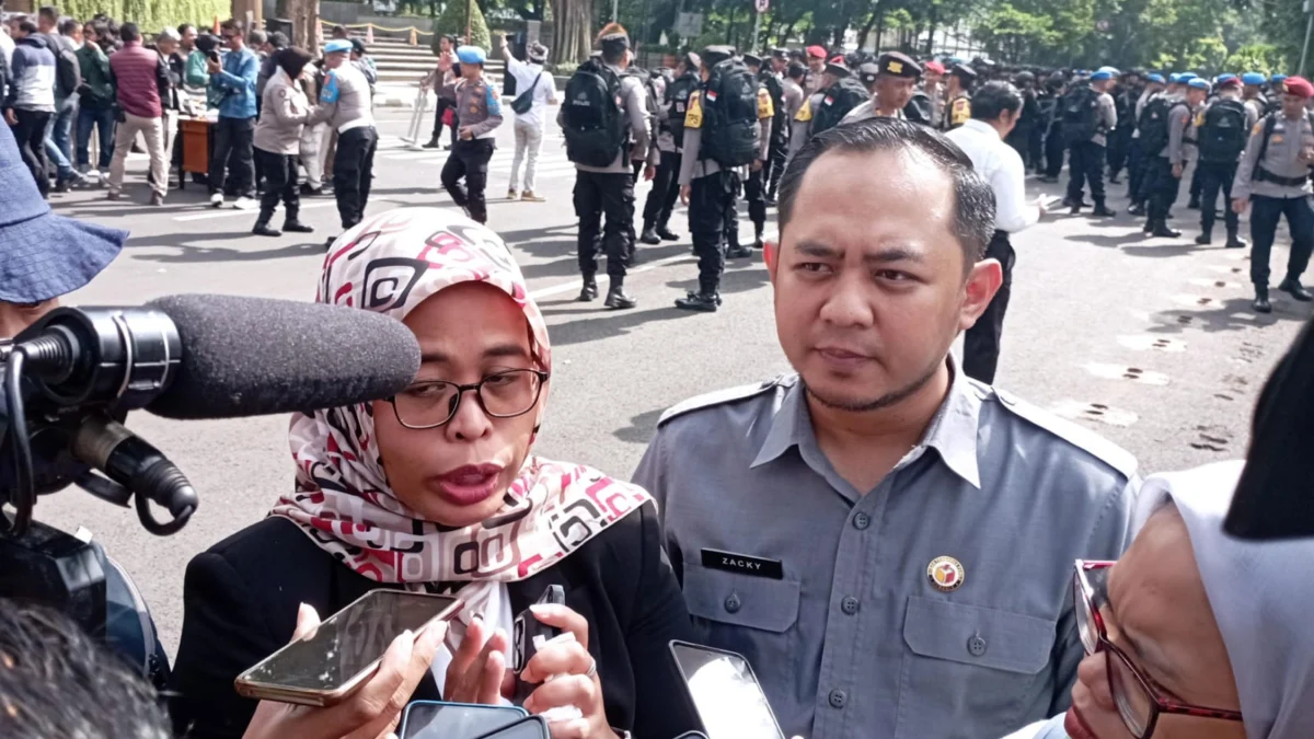 Awasi Kampanye Terselubung, Bawaslu Jabar siap Tindak Tegas Pelanggar Pemilu 2024 Dok. Ketua Bawaslu Jabar, Zacky Muhammad Zam Zam (kanan). Senin (12/1). Foto. Sandi Nugraha.