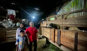 Pasangan suami istri Sukiman (34) dan Siti (32) serta satu anaknya tinggal di kandang kambing di Kampung Kampung Legoknangka RT 02 RW 09, Desa Campaka Mekar, Kecamatan Padalarang, Kabupaten Bandung Barat. (Suwitno/Jabar Ekspres)