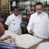 Wali Kota Bogor, Bima Arya saat meninjau ketersediaan beras di Pasar Kebonkembang.