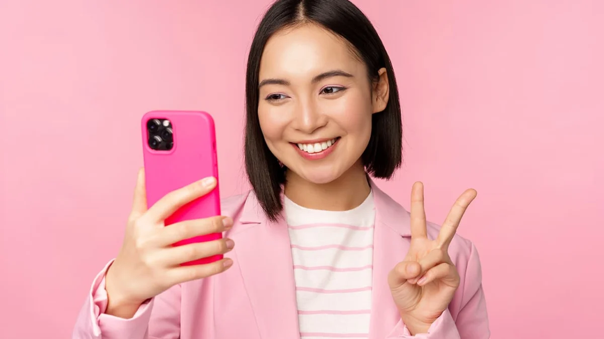 Selfie Sebagai Ekspresi Keceriaan: Penelusuran Perbandingan Sosial dan Pengawasan Tubuh pada Remaja Perempuan Selfie Sebagai Ekspresi Keceriaan: Penelusuran Perbandingan Sosial dan Pengawasan Tubuh pada Remaja Perempuan