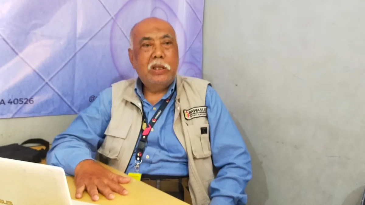 Wilayah Cimahi Tengah Serentak Lakukan Penurunan Alat Peraga Kampanye Doc. Kordiv PP dan PS Panwascam Cimahi Tengah, Teguh Mulyono dalam Jumpa Pers Panwaslu Cimahi Tengah (mong)